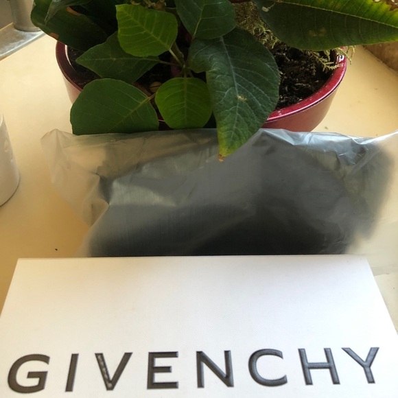 Luxury Bundle YSL GIVENCHY 👝 - Picture 9 of 12